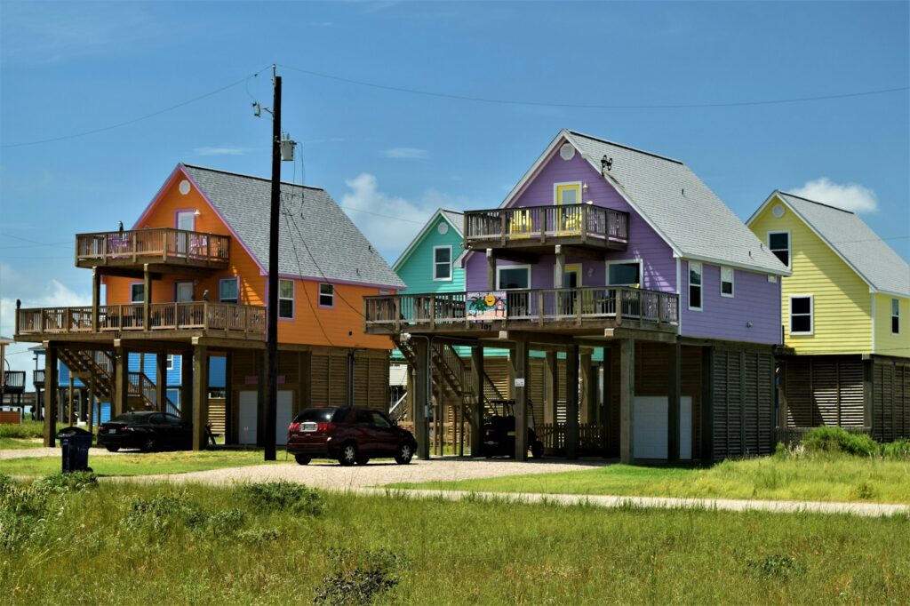 Colorful raised beach houses on the coast (stock photo)
